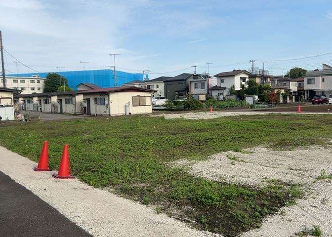 現地に行くなら、物件の周囲の地形がどうなっているかを見ることも大切です。周辺より低くなっている土地では、大雨などで水が集まりやすいため、地盤が弱くなっているということも考えられるため、注意が必要です。