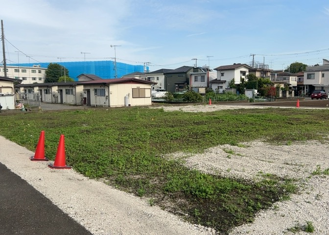 土地購入を検討されている場合、境界杭がない状態で購入してしまうと境界確定測量をする必要があり、費用がかかります。購入の前に、売主、隣土地所有者立ち合いのもと境界を確定し境界杭を設置するのがベストです。