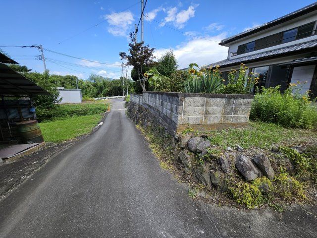 豊かな緑と晴れ渡る空に包まれた落ち着いた環境！開放感と心地よい風を感じられる住空間です