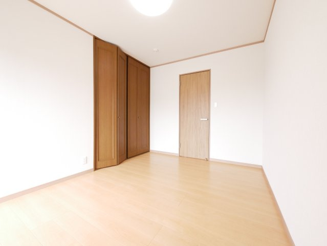 2階　真ん中洋室　6帖