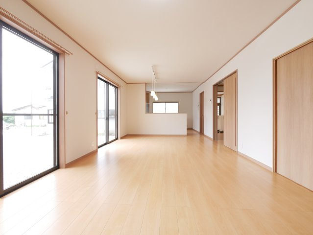 フルリフォームで大変綺麗な室内　広々20帖のＬＤＫ　南向きで明るいリビングです。