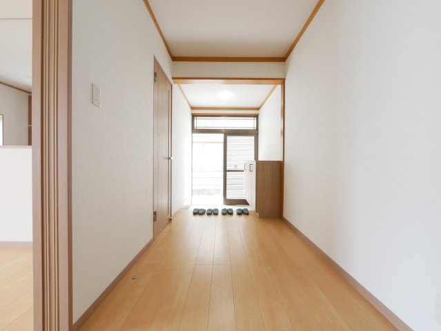 1階玄関ホールも広々