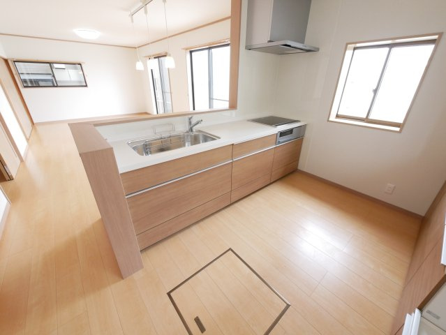 新品交換済みのキッチン　便利なカウンターキッチン