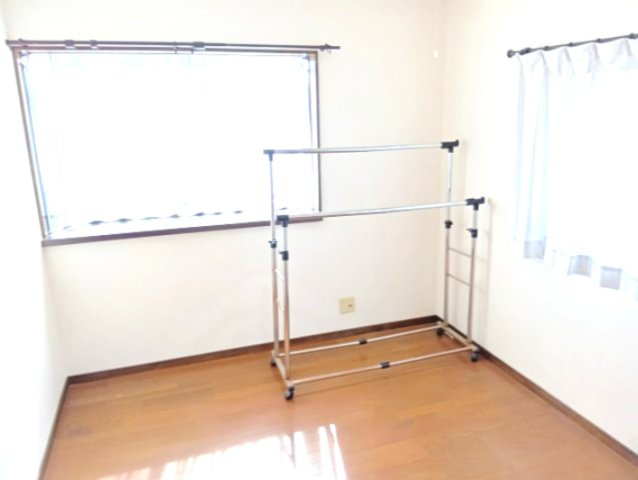 窓から入るたっぷりの日差しが嬉しいですね。寝室や子供部屋におすすめの洋室になっています。　