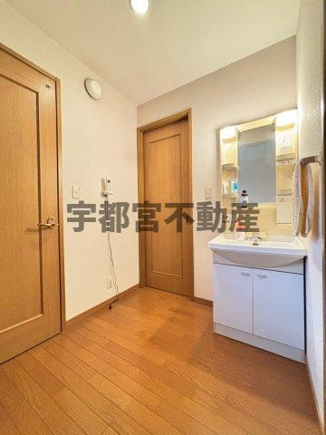 【独立洗面台】現地写真：2階廊下に洗面台がございます。忙しい朝も1.2階で分散して使用できますね。