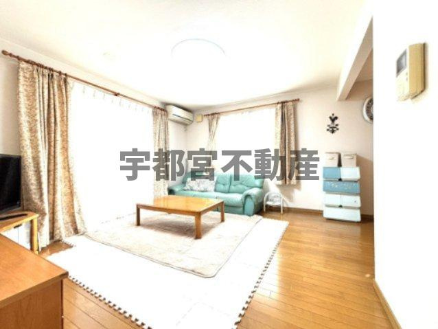 【居間・リビング】現地写真：明るい日差しの入るリビングはソファーやテーブルを置いてもゆとりのある広さです