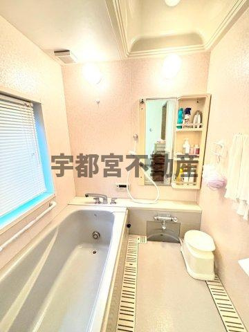 【浴室】現地写真：足も伸ばせる一坪バスルームは天井も少し高めなのでより広く感じます。大きな窓もありお掃除と換気にも便利です。