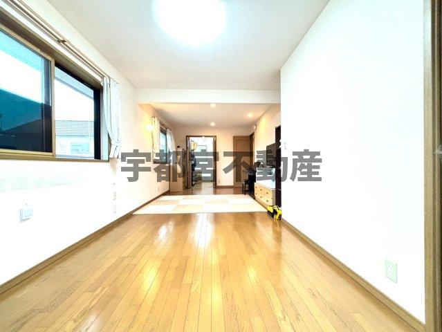 【洋室】現地写真：主寝室は約13帖ととても広いです。さらにゆとりの広さのウォークインクローゼットがありスッキリと広く使えます。