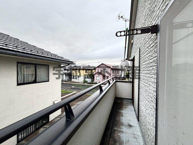 【バルコニー】現地写真：2室にまたがるバルコニー。さらにもう1箇所バルコニーもございます。