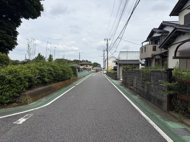 前面道路は広々とした約6mの公道に面しています♪