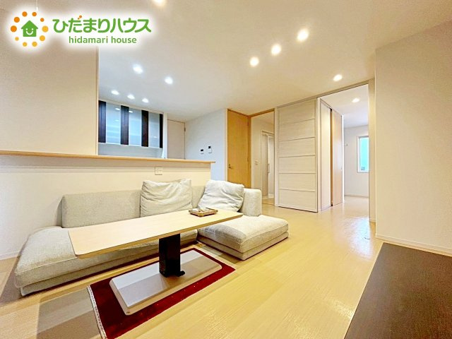 陽の光がたっぷり降り注ぐ、明るいLDK空間。木目の優しい雰囲気で、家族団らんのひとときを包み込んでくれます。