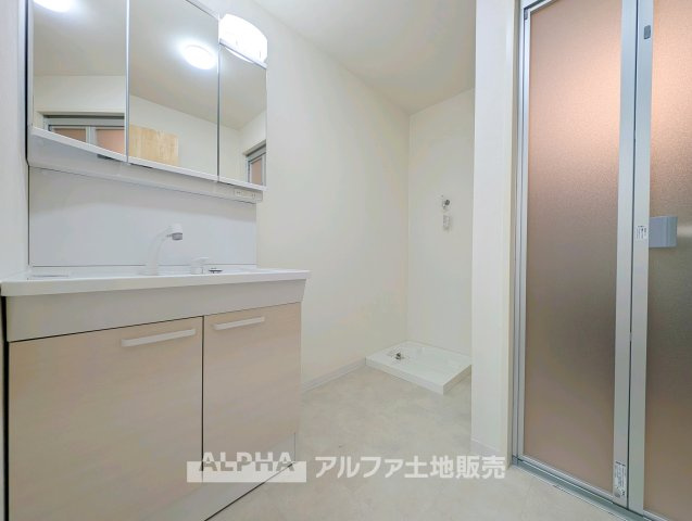 【Powder　room】　◆独立洗面台◆朝の身支度や帰宅後の手洗いも快適に行える独立洗面台。収納スペースも備えており、洗面用品をすっきり整理できる使い勝手の良い空間です。