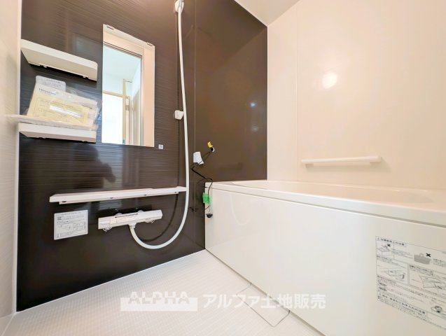 【Bath　room】　◆バスルーム◆一日の疲れをゆっくり癒せる落ち着いたバスルーム。浴室乾燥機付きで天候を気にせず洗濯でき、毎日の暮らしにも便利な空間です。