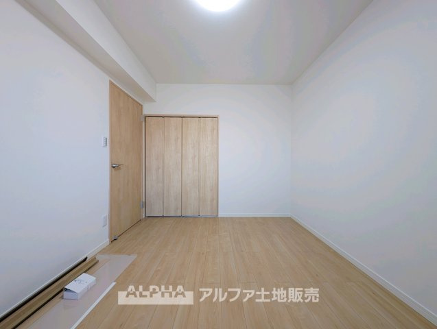 【multi　room】　◆多用途に使える一室◆収納やワークスペースとしても活用できる洋室。家族構成やライフスタイルに合わせて柔軟に使える空間です。