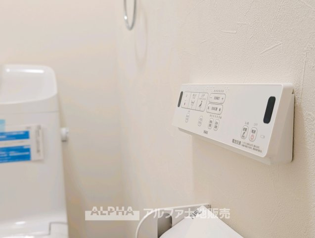 【Warm　water　flush　toilet】　◆温水洗浄便座付きトイレ◆お掃除も楽々。快適に過ごすためには今や欠かせない設備の一つです。壁掛けリモコンで使いやすくいつでも清潔に保てます。