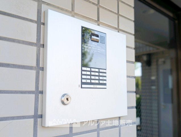 【Auto-lock　system】　◆エントランス◆にオートロックを採用。外部からの出入りを管理し、日々の暮らしに落ち着きをもたらします。