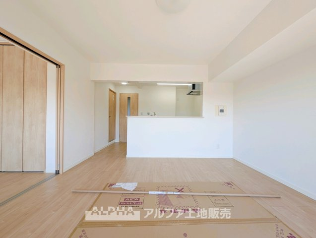 【Daily　Scene】　◆暮らしをつなぐ場所◆　「おはよう」から「おやすみ」まで、一日のさまざまな時間が交差するリビング。家族の何気ない毎日を、心地よく支える空間です。