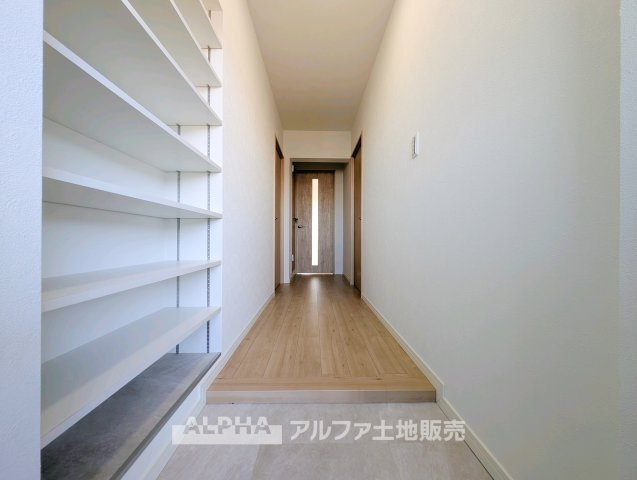 【Welcome　Space】　◆玄関◆帰宅時にほっとできる、穏やかな空気感の玄関。整った空間が日々の切り替えを自然にサポートし、来客時にも好印象を与えます。