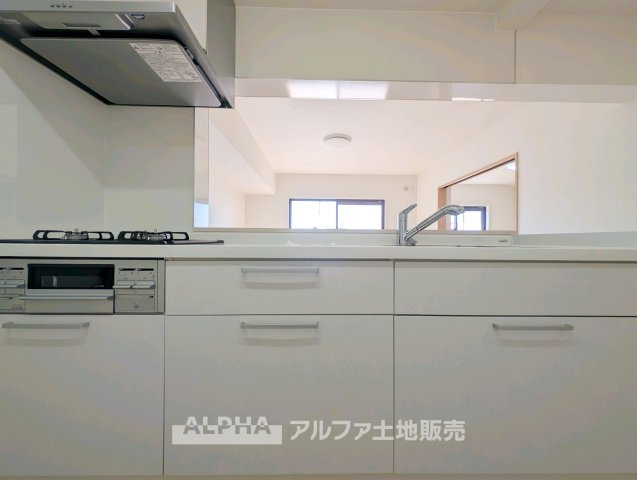 【Daily　Comfort】　◆毎日を整える空間◆使いやすさに配慮されたキッチンは、料理をする時間まで楽しく感じられる場所。暮らしのリズムに自然と馴染み、心地よい日常を演出します。