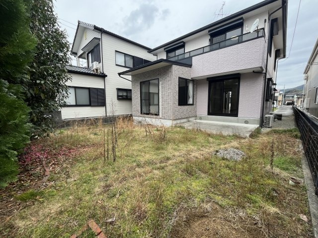 お庭付きでガーデニングや家庭菜園、お子さまの遊び場としても楽しめます。