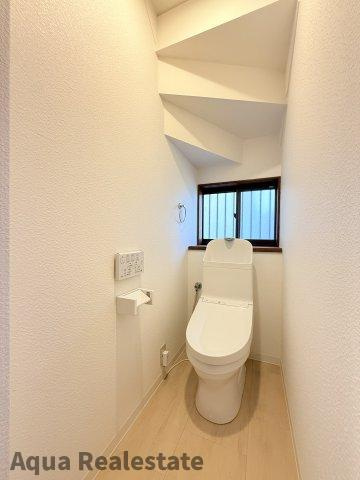 落ち着いた色調のトイレです