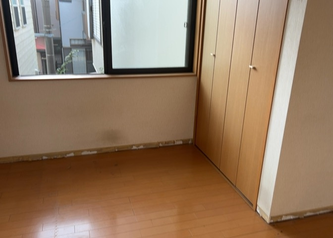 洋室のメリットは重い家具が置きやすく、身の回りが整理しやすいことです。　床がフローリングのため畳とは異なり凹みにくいです。　クローゼットなど収納が豊富で、普段使わない旅行カバンや服の整頓も簡単にです。