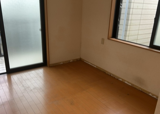 寝室でゆっくりと過ごすためにはベッド周りの適度な空間を担保することや窓の位置、照明の明るさ、寝室の広さなどを考える必要があります。自身や家族の構成とライフスタイルに併せて寝室にする部屋を選びましょう！