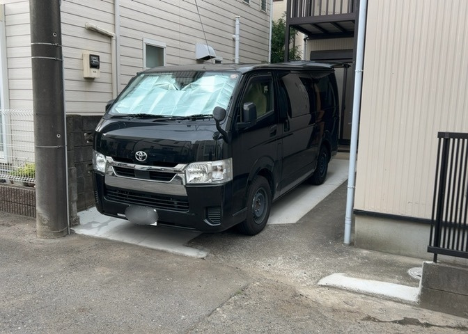 駐車場と明記されていても、最小スペースでつくられた駐車場だと大型車は駐車できなかったり、出入りしにくくなったりする可能性があります。お車のサイズと購入したい物件の駐車場のサイズを現地で確認しましょう。