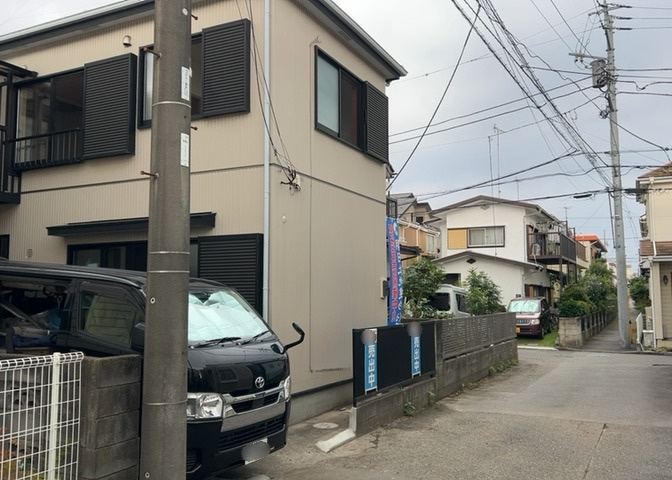 住宅用の土地では前面道路に2m以上接していなければならないと法律で定められています。しかし、お持ちの車のサイズやライフスタイルなどにより、2mでは利便が悪い場合もございますので、事前に確認しましょう。