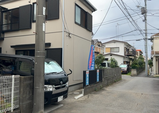 お持ちの車種によっては前面道路が広い方が便利でしょう。しかし、前面道路が広ければその分交通量が多くなるため、騒音などが気になる場合があります。実際に現地を見学し、周辺交通量や騒音などを確認しましょう！