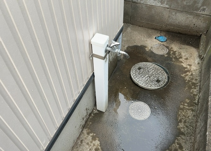 敷地内に散水栓や立水栓があると便利です。水道水を直接利用できるため、水を運ぶ手間を省くことが出来ます。大量の水を必要とする洗車作業や清掃などに役立ちます。その他設備とあわせて、現地でご確認ください。