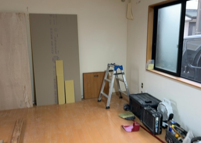 L型アイランドタイプは、キッチンからダイニングにもリビングにも目が行き届くので、とても使いやすい配置です。L字型独立タイプは、キッチンを独立させてるためLDKというよりもLDといった様なイメージです。