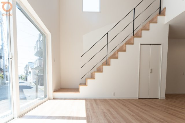【ondo建物プラン例/リビング】すっきりとしたアイアン手すりが、開放感のある空間にシャープな印象をプラス。光あふれるリビングに心地よいデザイン性を与えています。