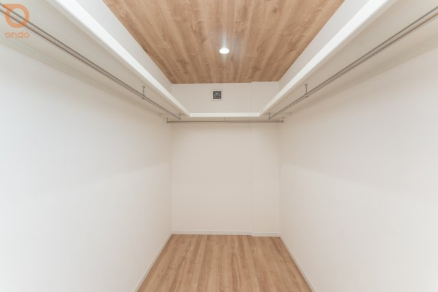 【ondo建物プラン例/WIC】両サイドにハンガーパイプを備えた大容量のウォークインクローゼット。衣類はもちろん、季節の家電やバッグもすっきり片付きます。