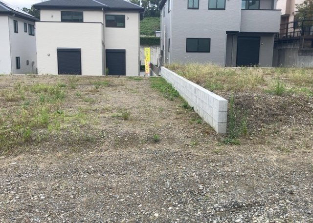 土地の形が極端に長細かったり、狭小地、あるいは道路との高低差がある傾斜地だった場合、後々売ろうとしても買い手がつかない場合もあります。後々、売却することになった時に価値の下がらない土地を選びましょう。