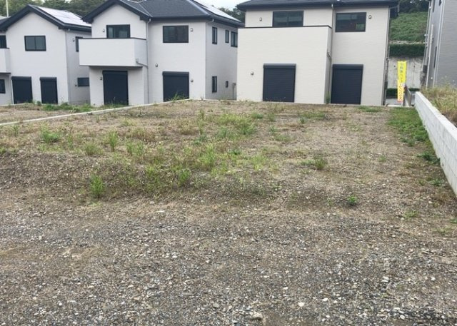 土地の面積＝住宅面積ではありません。建ぺい率の問題などで、土地のある場所によって住宅を建てられる面積は限られています。高さもしかり、「土地」という言葉の中には、建築条件も含まれると考えておきましょう。