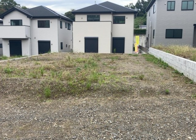 家を建てる場合、方位は要チェックです。現実的に日当たりのよい家ならばリビングは南側、建築基準法でも北側に当たる家への配慮は求められています。土地を見学に行く際は、方位磁針を持って行くようにしましょう。