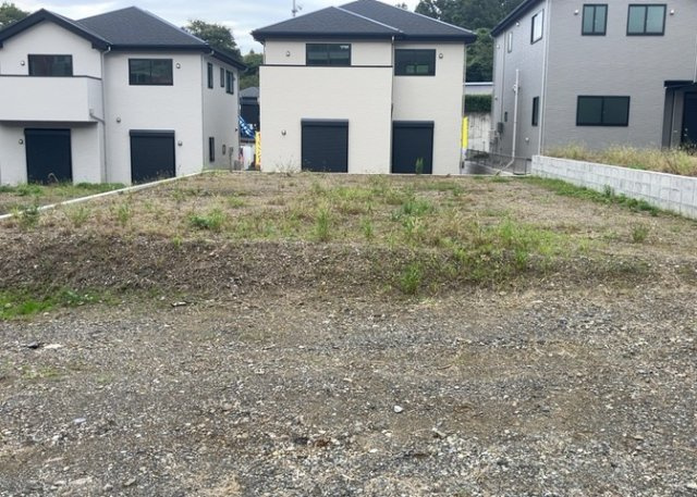 土地を買う際、住む地域の自治体や福祉の補助制度にも注目してみましょう。子供や老人の医療補助やゴミ出しのルールなど、自治体によってルールに大きな違いがあるため、暮らしやすい土地で判断するとよいでしょう。