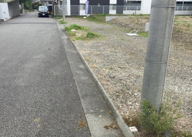 土地の前の道路に消火栓が設置されていることがあります。この場合、道路交通法第45条第1項により、駐車禁止の場所が指定されています。そのため、車庫などの駐車スペースをつくることができない場合があります。