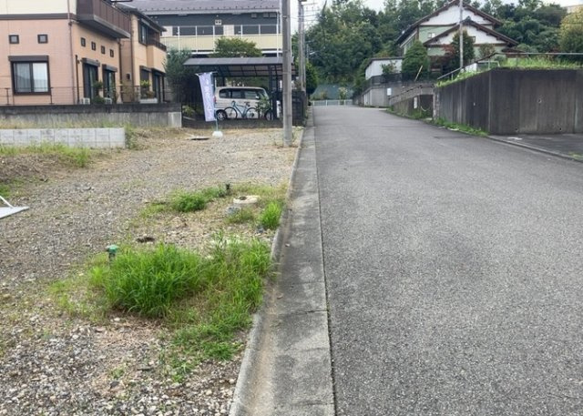 現地に行くなら、物件の周囲の地形がどうなっているかを見ることも大切です。周辺より低くなっている土地では、大雨などで水が集まりやすいため、地盤が弱くなっているということも考えられるため、注意が必要です。