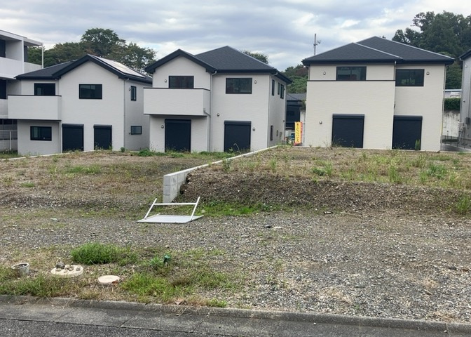 土地購入を検討されている場合、境界杭がない状態で購入してしまうと境界確定測量をする必要があり、費用がかかります。購入の前に、売主、隣土地所有者立ち合いのもと境界を確定し境界杭を設置するのがベストです。