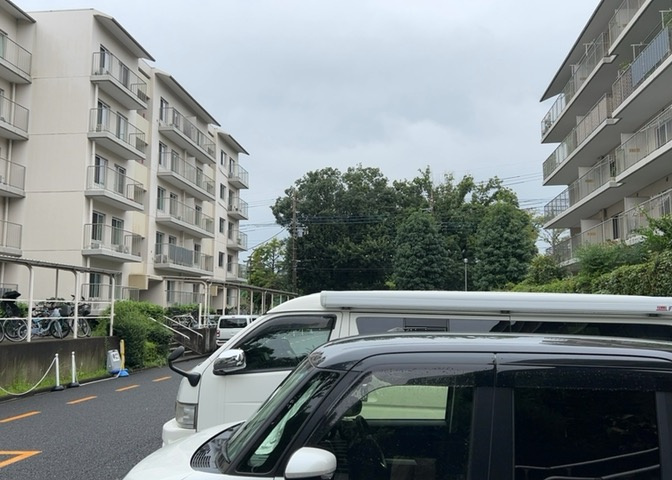 車一台あたりに必要なスペースは、標準サイズの普通自動車で横幅2m50cm、長さ5mは必要になります。ただし、乗降のことも考慮して横幅3m30cm、長さ5m50cmほどは確保できるところを選びましょう。