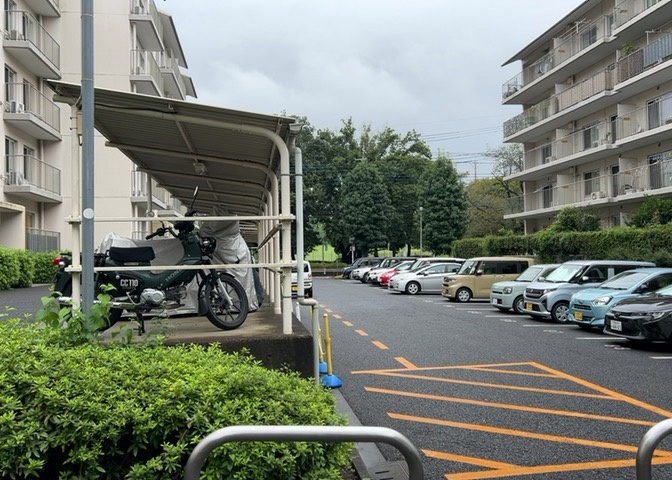 駐車場と明記されていても、最小スペースでつくられた駐車場だと大型車は駐車できなかったり、出入りしにくくなったりする可能性があります。お車のサイズと購入したい物件の駐車場のサイズを現地で確認しましょう。