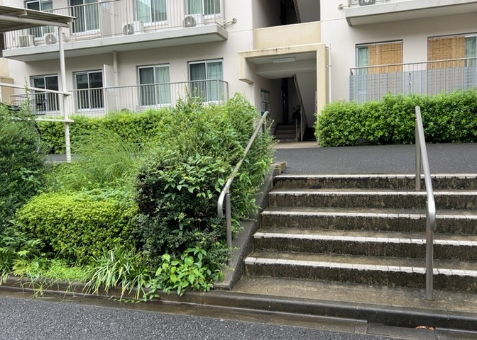 物件によっては、入居者が個人的に使用できる専用庭がついているものもあります。また、住宅の中にある土間の部分を庭と呼ぶこともあります。庭の用途は住む人によって変わり、それによってデザインもさまざまです。