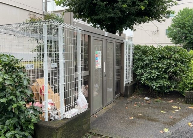 共有部分は、住民なら誰もが使える設備のこと。例えば駐車場やエレベーター、インターネット設備、セキュリティ設備などがあります。他にも、マンションの廊下・外部階段やエントランス・ゴミ置き場などがあります。