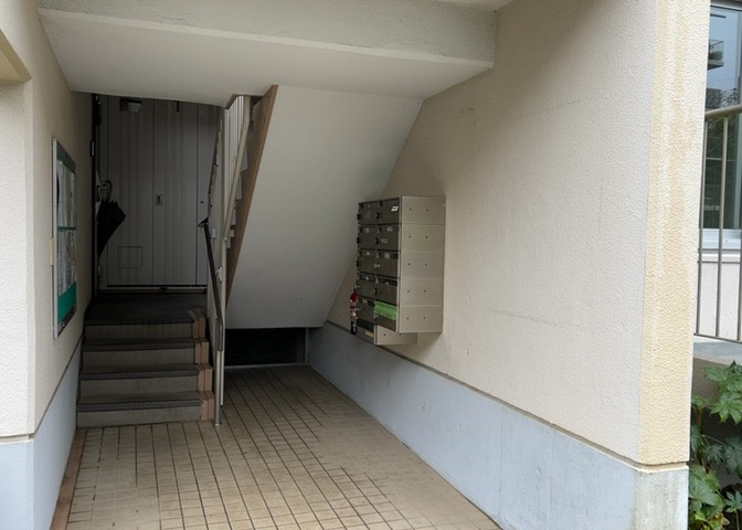 エントランス付近に設置されている集合ポストは、住んでいる部屋と離れているため、ポストをあさるなど誰かに何かされていても被害に気づきにくいです。入居する時には他人に特定されにくい番号で鍵をかけましょう！
