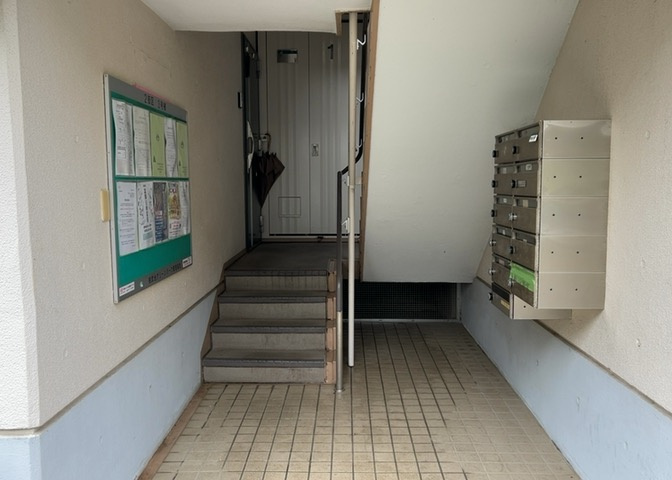 受付はマンションコンシェルジュがいる場合もあれば、管理人が滞在する小部屋を総称して呼ぶことがあります。主にエントランスに設置されていることから、防犯面でも期待ができます。防犯設備がない場合はより安心！