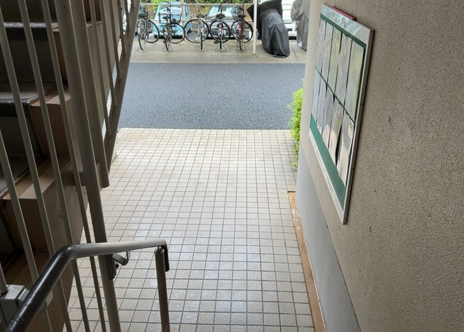 ロビーというと、エントランスと何がちがうの？と思いますよね。実はロビーとエントランスには明確な決まりはありません。物件によっては、エントランスを入って広がるある程度の広さのある空間がロビーとなります。