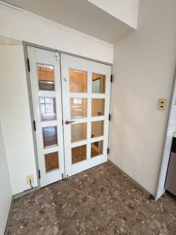 レトロなガラス付きの親子扉