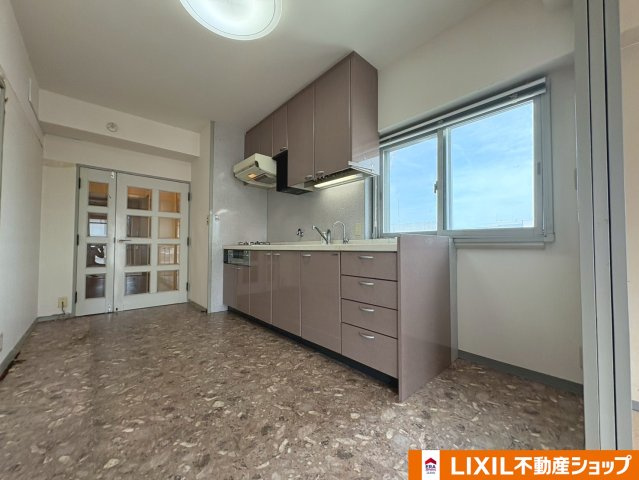 窓のあるダイニングキッチンです。東側なので明るくモーニングできます